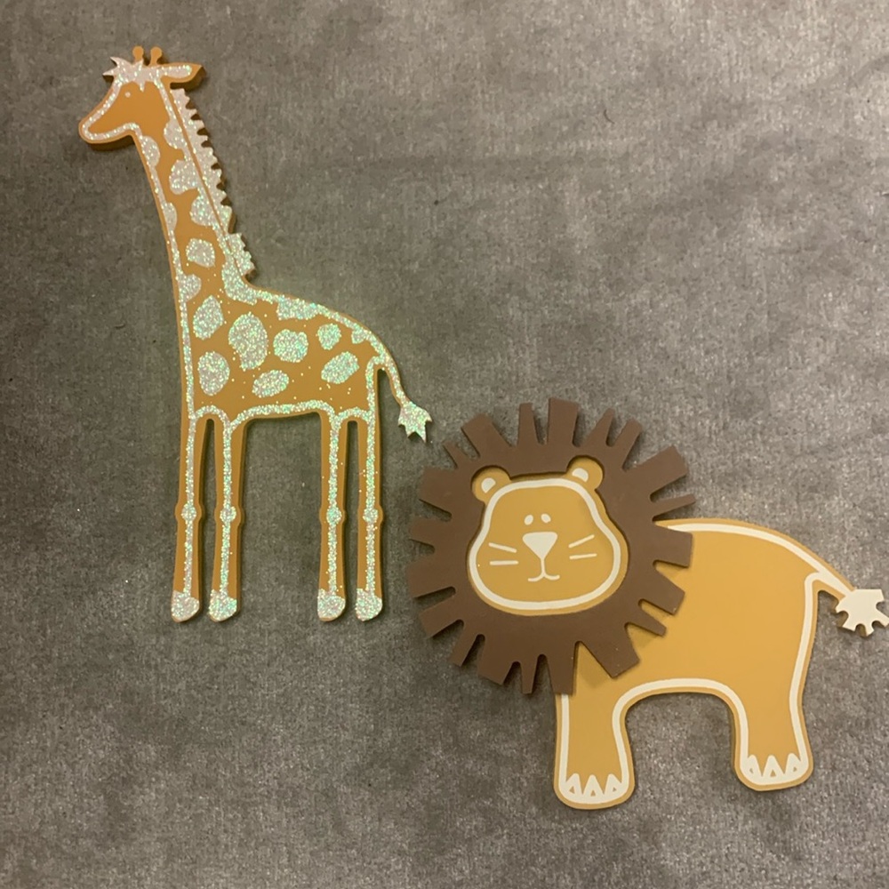 Jungle-themed decor for nursery/kids’ bedroom